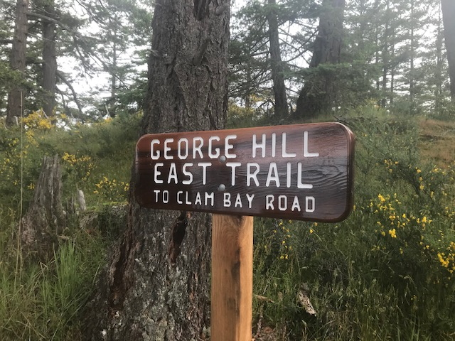 The top of George Hill, sign indicating the easterly trail leading to Clam Bay Road. 
Peter Paré, photographer.